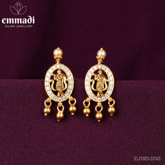 Anoma Nakshi White Handcrafted Gold Ear Tops